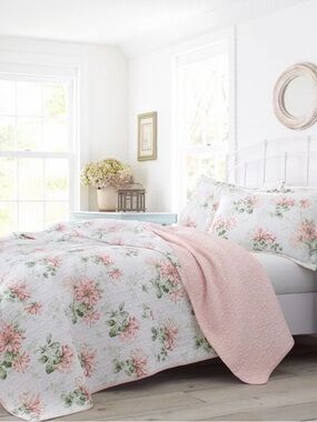 Honeysuckle Reversible Twin Quilt Set Pink - Laura Ashley